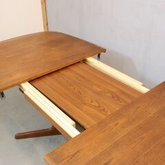 デンマークのメーカーGUDME(グドメ)社より伸長式ダイニングテーブルです。北欧家具らしい丸みを帯びたシンプルなデザインのヴィンテージのエクステンションテーブル。来客やパーティーなどでも活躍♪の画像