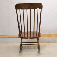 飛騨の家具メーカーKASHIWA(柏木工)のロッキングチェアです。落ち着きのある色合いと重厚感のあるクラシックなデザインが魅力の揺り椅子。 の画像