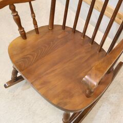 飛騨の家具メーカーKASHIWA(柏木工)のロッキングチェアです。落ち着きのある色合いと重厚感のあるクラシックなデザインが魅力の揺り椅子。 の画像