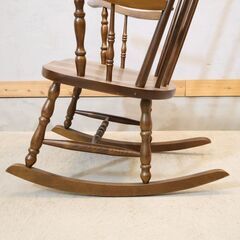 飛騨の家具メーカーKASHIWA(柏木工)のロッキングチェアです。落ち着きのある色合いと重厚感のあるクラシックなデザインが魅力の揺り椅子。 の画像