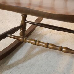 飛騨の家具メーカーKASHIWA(柏木工)のロッキングチェアです。落ち着きのある色合いと重厚感のあるクラシックなデザインが魅力の揺り椅子。 の画像