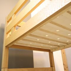 人気の無印良品(MUJI)のオーク材２段ベッドです。お部屋に自然と馴染むナチュラルな質感が魅力的。組み替えるとスモールサイズのベッドが2台にレイアウトや用途に合わせてセパレートが可能。の画像