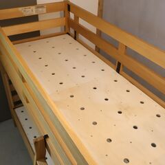 人気の無印良品(MUJI)のオーク材２段ベッドです。お部屋に自然と馴染むナチュラルな質感が魅力的。組み替えるとスモールサイズのベッドが2台にレイアウトや用途に合わせてセパレートが可能。の画像
