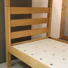 人気の無印良品(MUJI)のオーク材２段ベッドです。お部屋に自然と馴染むナチュラルな質感が魅力的。組み替えるとスモールサイズのベッドが2台にレイアウトや用途に合わせてセパレートが可能。の画像