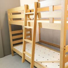 人気の無印良品(MUJI)のオーク材２段ベッドです。お部屋に自然と馴染むナチュラルな質感が魅力的。組み替えるとスモールサイズのベッドが2台にレイアウトや用途に合わせてセパレートが可能。の画像