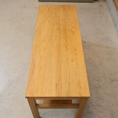 人気の無印良品(MUJI)のオーク無垢材を使用したベンチ 板座です。ナチュラルなオーク材とシンプルなデザインはお部屋を優しい印象に！リビングなどのローテーブルとしてもオススメ♪の画像