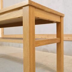 人気の無印良品(MUJI)のオーク無垢材を使用したベンチ 板座です。ナチュラルなオーク材とシンプルなデザインはお部屋を優しい印象に！リビングなどのローテーブルとしてもオススメ♪の画像