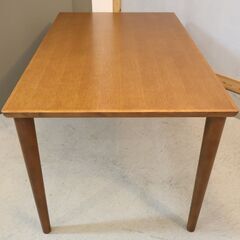 人気のkarimoku60(カリモク60+)ダイニングテーブルです。レトロでスッキリしたデザインが圧迫感もなく2人暮らしなどにもおススメのシンプルな木製食卓♪ヴィンテージ家具や北欧スタイルに。の画像