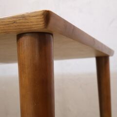 人気のkarimoku60(カリモク60+)ダイニングテーブルです。レトロでスッキリしたデザインが圧迫感もなく2人暮らしなどにもおススメのシンプルな木製食卓♪ヴィンテージ家具や北欧スタイルに。の画像