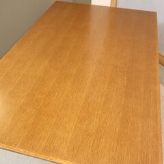 人気のkarimoku60(カリモク60+)ダイニングテーブルです。レトロでスッキリしたデザインが圧迫感もなく2人暮らしなどにもおススメのシンプルな木製食卓♪ヴィンテージ家具や北欧スタイルに。の画像