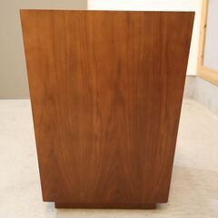 IDEE(イデー)で取り扱われていたATINO(アティーノ) サイドテーブルです。直線を活かしたフォルムのモダンなデザイン。ウォルナット材の艶やかで深い色合いが落ち着いた雰囲気に♪の画像