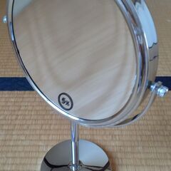 美品 ほぼ未使用 ニトリ 卓上ミラー 両面ミラー 片面拡大鏡（５倍）直径17cm テーブルミラー スタンドミラー 卓上鏡の画像