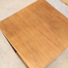 IDEE(イデー)で取り扱われていたATINO(アティーノ) サイドテーブルです。直線を活かしたフォルムのモダンなデザイン。ウォルナット材の艶やかで深い色合いが落ち着いた雰囲気に♪の画像