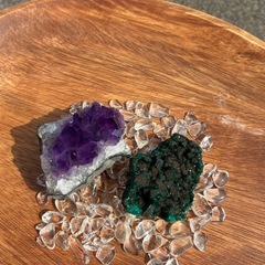 アメジストとダイオプテーズの原石セットの画像