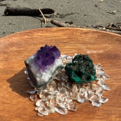 アメジストとダイオプテーズの原石セットの画像
