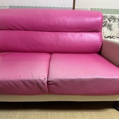 ピンクのソファの画像