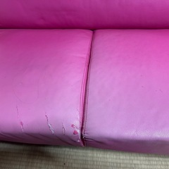 ピンクのソファの画像