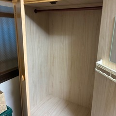 【洋服ダンス 無料でお譲りします｜軽量タイプ・搬出お手伝いします】 30年以上前の軽い作りの洋服ダンスです。安価なタイプのため、リメイク用・作業部屋用などにいかがでしょうか。の画像