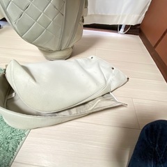 ゼクシオ白　ゴルフバッグの画像