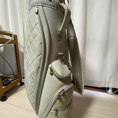 ゼクシオ白　ゴルフバッグの画像