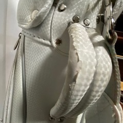 ゼクシオ白　ゴルフバッグの画像