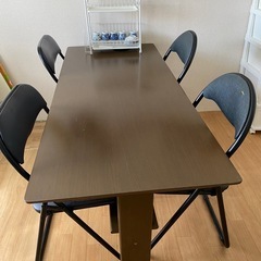 テーブル＋折りたたみ椅子4脚セットの画像