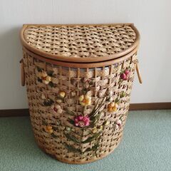 籐のカゴ　半円形の珍しい形の画像