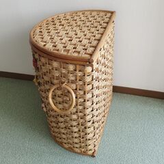 籐のカゴ　半円形の珍しい形の画像