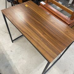 リサイクルショップどりーむ天保山店　No5037 PCデスク　スチールフレーム　オシャレなブラウンカラー🎵　軽量コンパクトで使いやすい🎵の画像