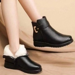 【本日または明日のみ】ボア ショートブーツ未使用の画像