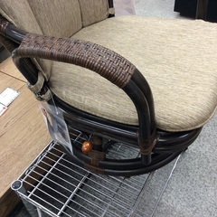 【カザマの回転チェア】チェア カザマ　回転チェア　椅子　イス　布製クッション　ラタン：ダークブラウンの画像