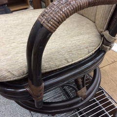 【カザマの回転チェア】チェア カザマ　回転チェア　椅子　イス　布製クッション　ラタン：ダークブラウンの画像