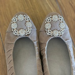 ピューフォートのビジューパンプスの画像