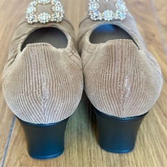 ピューフォートのビジューパンプスの画像