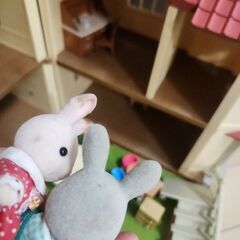 あかりの灯る大きなお家　シルバニア　グレーうさぎ　家具　まとめ売り　赤い屋根の画像