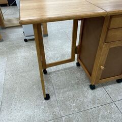 ★リユースのサカイ高崎店★TJ13492  テーブル　椅子付き ライトブラウン H71×D45×W80 クリーニング済みの画像