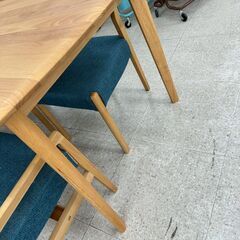 ★リユースのサカイ高崎店★TJ13494 (株)ニトリ ４人掛けダイニングセット ライトブラウン/青 H70×D80×W135 クリーニング済みの画像