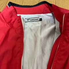 ツアーステージ赤ジャンパーゴルフの画像