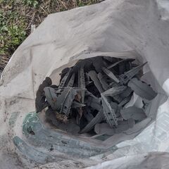 高松市 100個ぐらい？ 防草シート用ピン プラスチック製 シート用押さえ 遮光シートにも 農業 家庭菜園の画像