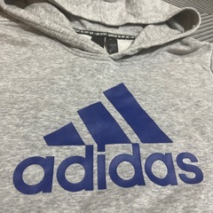 adidas パーカーの画像
