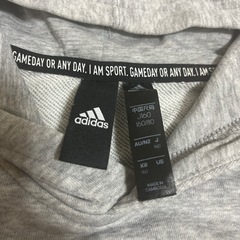 adidas パーカーの画像
