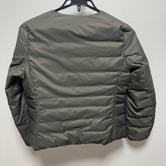 美品　無印良品　ノーカラー軽量ダウンジャケット　カーキーの画像