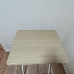 折り畳み机と椅子セットの画像