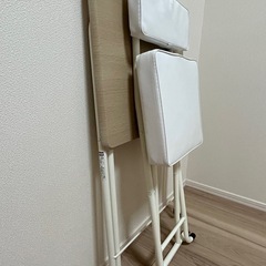 折り畳み机と椅子セットの画像