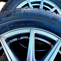 ★【ブリヂストンのスタッドレスタイヤ「ブリザック」とインターミラノの「Vエモーション」ブランドのホイール4本セット】の画像