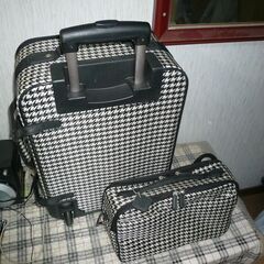 ユリエニタニ　車輪付きキャリーバックとショルダーバックの画像