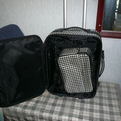ユリエニタニ　車輪付きキャリーバックとショルダーバックの画像
