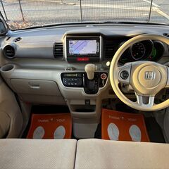 【総額コミコミ】広島発プライムゲート26年NBOX　4WD　GLパッケージ　車検令和９年５月２６日　4WD　★実走行７万ｋｍ★　純正ナビ　バックカメラ　地デジテレビ　ステアリングリモコン　左パワースライドドア　社外14インチアルミホイール　下回り防錆施工　スマートキー　プライバシーガラス　タイミングチェーン　ディーラー系オートオークション仕入　軽自動車　格安の画像