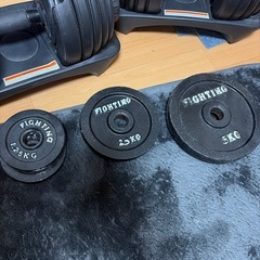 20kgプレート4枚、10kgプレート2枚、7.5kgプレート2枚、5kgプレート2枚、2.5kgプレート2枚、1.25kgプレート2枚の画像