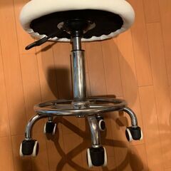 【美品】昇降式キャスター付スツール★白/ホワイト★ネイル/美容/カウンター/施術イスの画像
